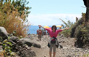 Reiseführer Forum Teneriffa - Sehenswürdigkeiten - Masca - eine Wanderin am Ende der Mascaschlucht