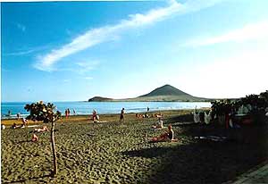 Blick auf den Strand und den Montaña Roja bei strahlend blauem Himmel über El Medano