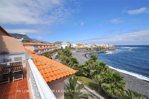 Teneriffa Norden. Blick von der Penthauswohnung auf den Sandstrand La Caleta de Interian