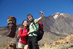 2 Wanderer auf Teneriffa vor dem Berg Pico del Teide
