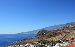 Ausblick von Tabaiba auf eine schöne Landschaft und den Atlantik 