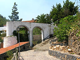 Blick auf einen Wanderweg in Vilaflor auf Teneriffa mit Steinbogen