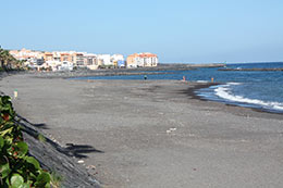 Ein Blick auf den Strand von Güimar mit Häusern im Hintergrund