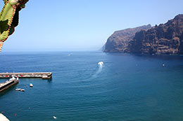 Ein Blick auf das Meer und die Klippen von Los Gigantes