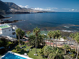 Ein Blick auf das blaue Meer an der Küste von Punta de Hidalgo