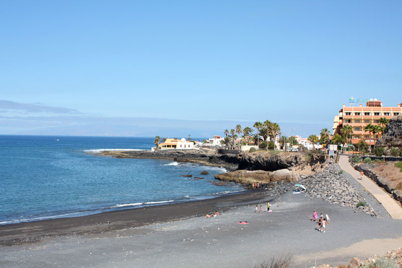 Playa La Caleta - Blick auf den Strand, das Meer und den blauen Himmel