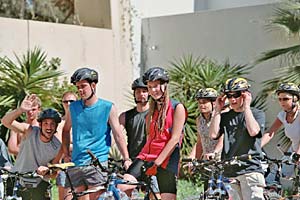 Junge Leute im Urlaub beim Start zum biken... mit dem Bike die Insel erkunden