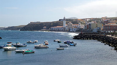 Die Küste  vor Candelaria - Blick auf die Basilika