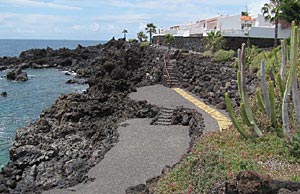 Blick aufs Meer an Felsen in Costa del Silencio