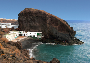 Häuser direkt unter einem Felsen - Los Roques am Meer in Fasnia