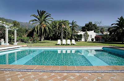 Finca im Kolonialstil - Blick auf Garten mit Pool