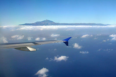 Flugzeug über den Wolken im Anflug auf den Flughafen Süd auf Teneriffa