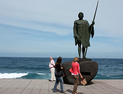 Guanchenkönig an der Plazza von La Candelaria - im Hintergrund das Meer