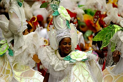 Karneval 2017 auf Teneriffa... Karnevallsbeginn in Santa Cruz.... tanzende Fauen in farbenfrohen Kostümen 