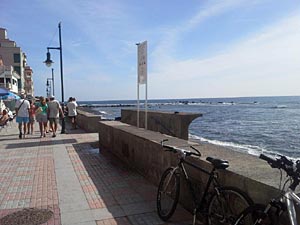 Blick entlang der Promenade in las Galletas