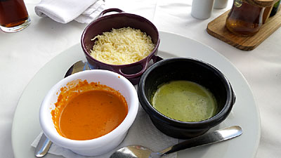 Kanarische Spezialität - Mojo verde y rojo wird auf Teneriffa zu den Papas arrugadas, Fisch und Fleisch gegessen