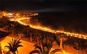 Noche de Fuego jährlich am 23.Juni... Blick auf die Feuer am Strand entlang