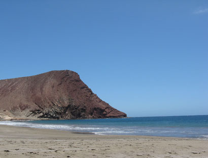 Playa La Tejita mit Blick auf den Berg Monana Roja