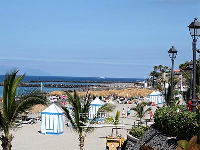 Blick auf die Promenade am Strand de Playa Fanabe an der Südküste Teneriffa