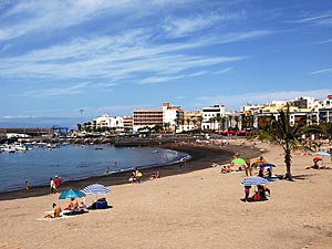 Blick auf das Meer und Häuser am Strand von Playa San Juan