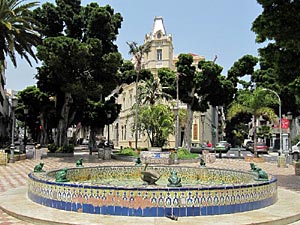 Blick auf den Brunnen auf der Plaza de Espania in Santa Cruz de Tenerife