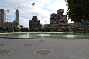 Blick auf die Plaza España Santa Cruz mit Brunnen