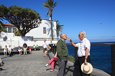 Treffpunkt der Einheimischen: an der Promenade und Hafen in Puerto de la Cruz
