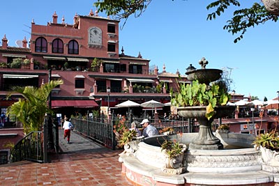 Puerto de la Cruz - schönes Gebäude gegenüber des Jardin Botanico