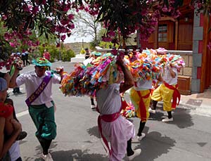 Fiesta " Danzas de Varas" in las Vegas.... Traditionelle Bräuchen mit Folklore & Tracht spielen auf Teneriffa eine grosse Rolle