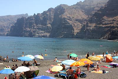 Strand an den Klippen von Los Gigantes auf Teneriffa