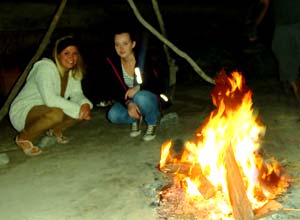 Teneriffas Bräuche & Traditionen.... 2 Mädchen am Lagerfeuer auf der Fiesta "Noche de Fuego.