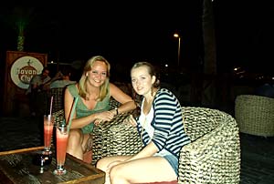 Party & Ausgehen auf Teneriffa - 2 Mädles haben Spass beim Ausgehen und Cocktail trinken