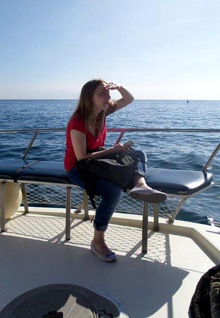 Eine Frau macht einen Ausflug mit dem Boot auf Teneriffa