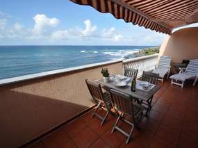 Bright, beautiful penthouse with terrace right on the beach