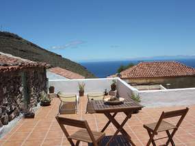 Small cottage with patio, barbecue and sea view in La Candelaria