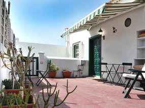 Farbenfrohe strandnahe Ferienwohnung mit Patioterrasse an der Südküste