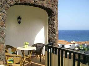 Only 2 minutes away from the beach - Apartment with sea view patio & garden