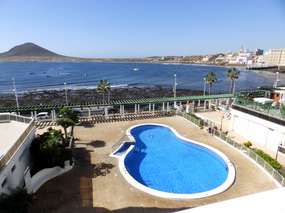 Holiday flat for 4 people with sea view, pool & Internet - Close to the sea