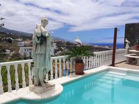 Ferienhaus mit Privatpool im Penthousestil! Meerblickterrasse, Internet + Sat-TV
