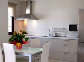 Modern 3 bd flat | Lift, side ocean view & near beach Playa San Juan