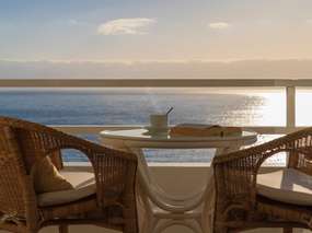 Geschmackvolle FeWo 1 mit Meerblick, WLAN, Pool, Lift + Meernah
