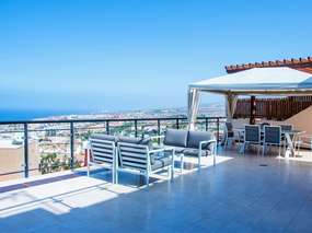 Costa Adeje: Ferienhaus mit Terrasse, Meerblick, Gem .Pool & Internet