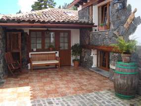 Cosy house with barbecue and fireplace in nature & hiking location