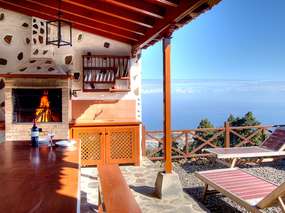 Holiday home (2 bedr.) with fantastic view + garden on finca in quiet location
