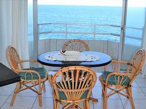 Holiday flat directly by the sea + fantastic sea view | well-kept pool area