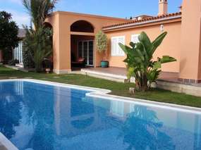 Exklusives Ferien-Anwesen mit groĂźem GrundstĂĽck, Pool und Meerblick bei Adeje