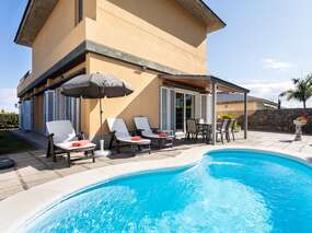 Holiday House with heated pool