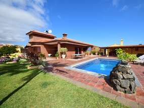 Holiday house: heated pool, garage