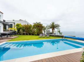 Neu: Elegantes Ferienhaus mit beheizbaren Infinity-Pool und Meerblick