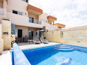 Chalet mit Privatpool, Terrassen, Grill sowie Gemeinschafts- & Kinderpool